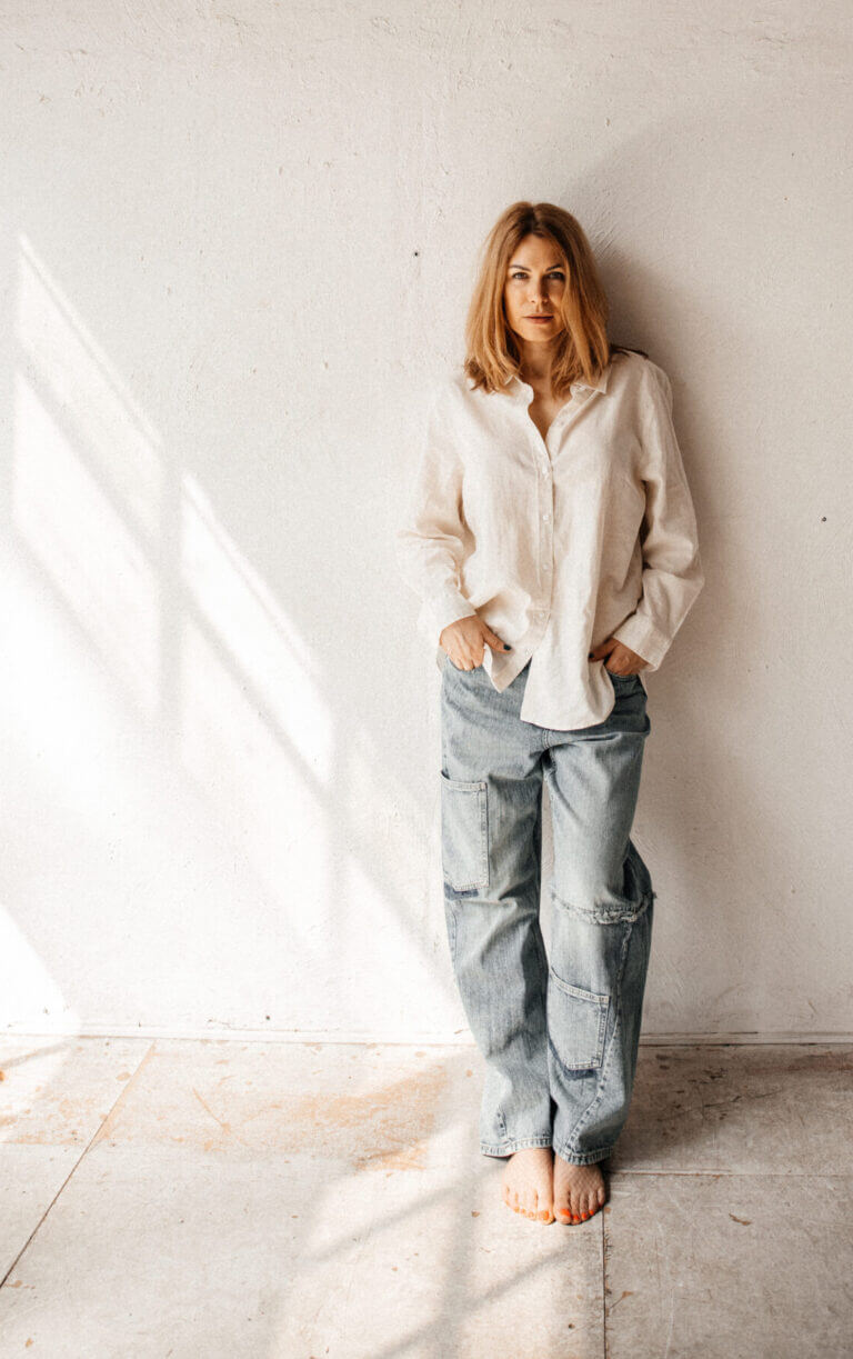 Yuliya Shelest is an artist, visionary, integrative psychotherapist, and actress.